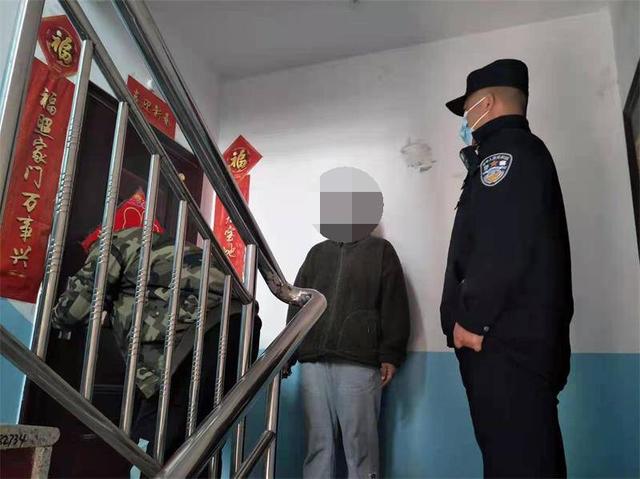 贞丰房主粗心被锁门外，贞丰民警开锁服务送上门