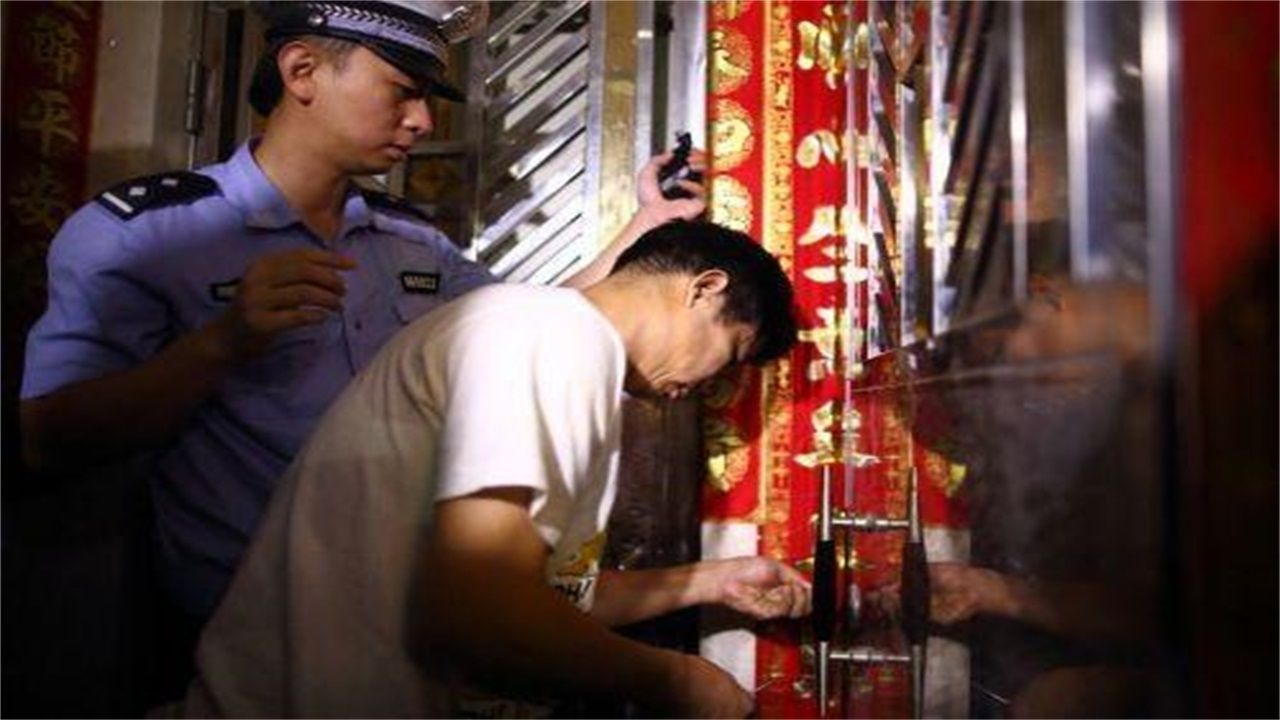 贞丰请开锁师傅开了锁后，师傅为什么一般都不进门，就算主人请也不进去？